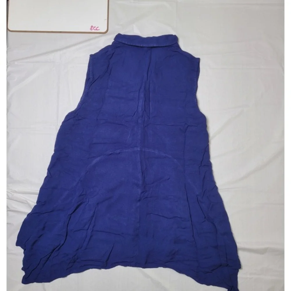 Womens Fever Blue sleeveless button up collared blouse. Size Medium.‎